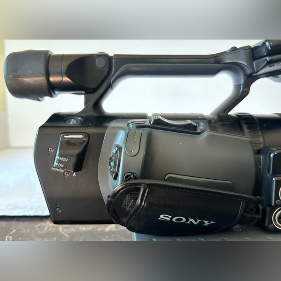 Sony HVR-Z1U 3CCD 1080i HDV Digital HD MiniDVCAM Video Camera Recorder Camcorder - Picture 8 of 17